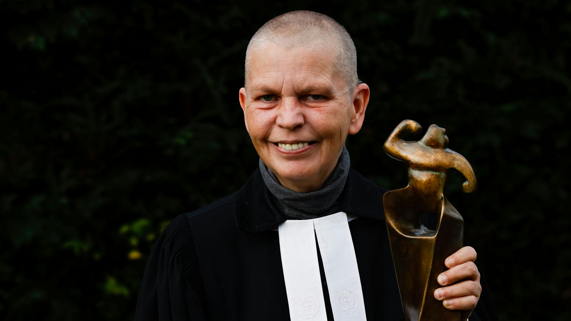 Susanne Jensen sieht nicht aus, wie man sich eine Pastorin vorstellt.