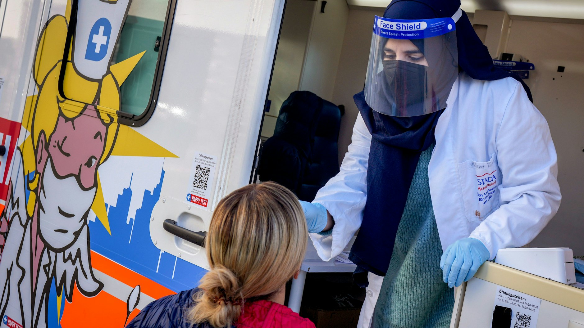 Mobiler Corona-Schnelltest. Monatelang starrte die Politik lediglich auf die positiven Testzahlen, um immer neue Maßnahmen zu erlassen.
