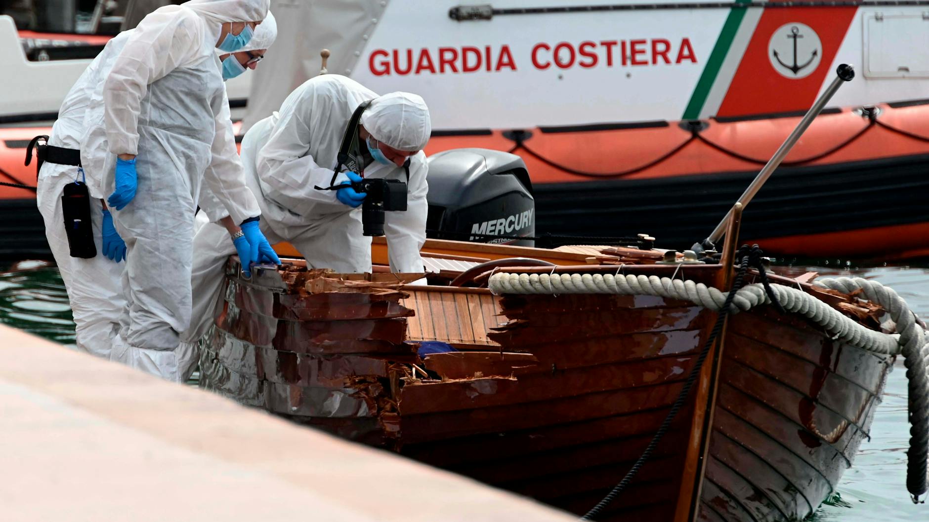 Italienische Forensiker begutachten im Juni 2021 den Schaden an dem Boot, indem das junge Paar in der verhängnisvollen Nacht saß.
