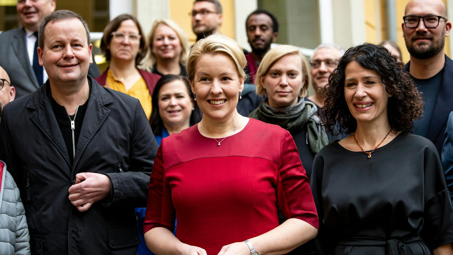 Spitzenkandidaten der jeweiligen Parteien im Land Berlin Klaus Lederer (l-r), Franziska Giffey und Bettina Jarasch bei einer Pressekonferenz zur Fortsetzung der rot-grün-roten Koalitionsverhandlungen.