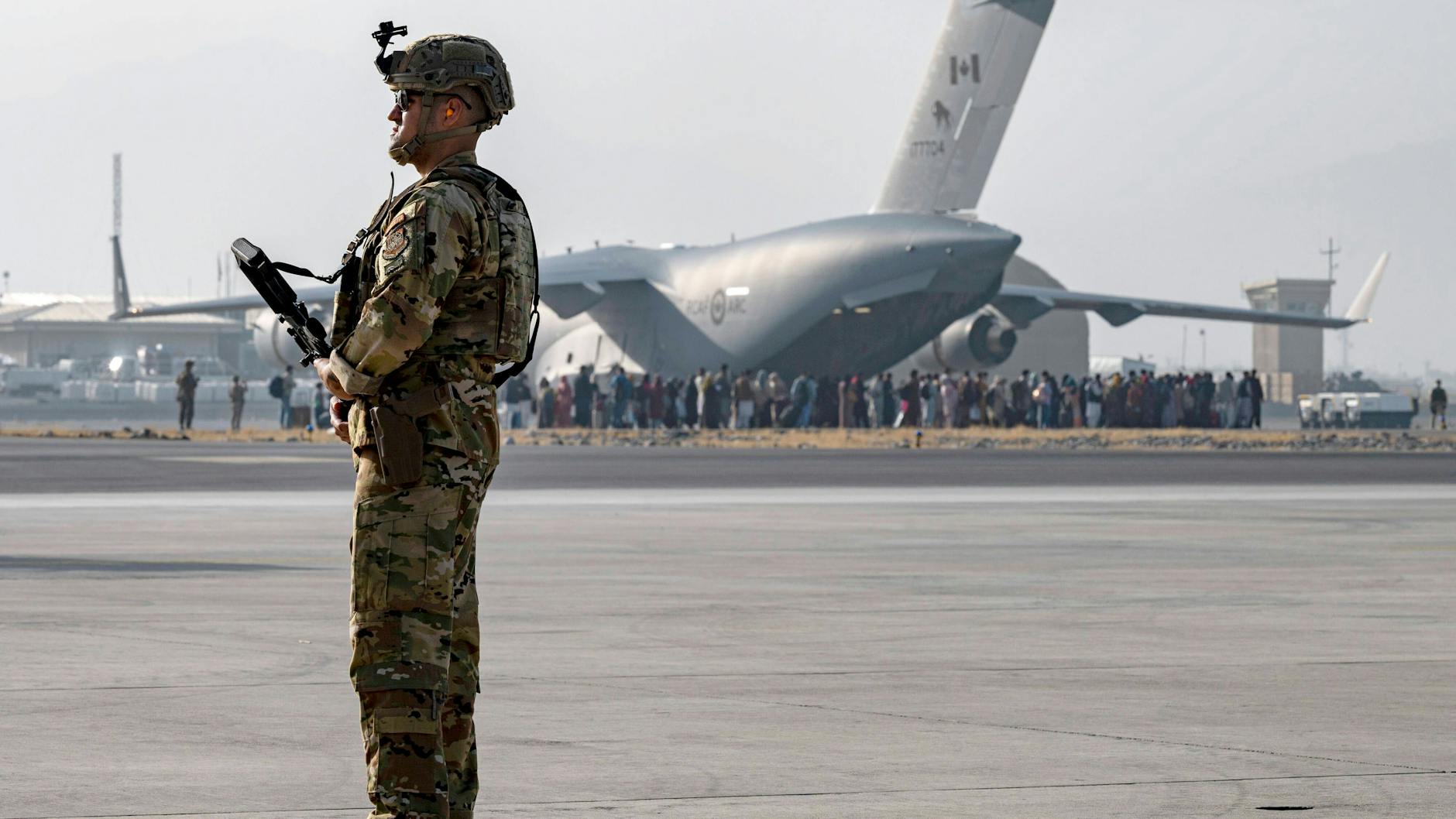 US-Soldat am Flughafen Kabul. Ende August wurde die Luftbrücke nach Afghanistan beendet. Evakuierungen gehen seitdem nur schleppend voran (Archivbild).