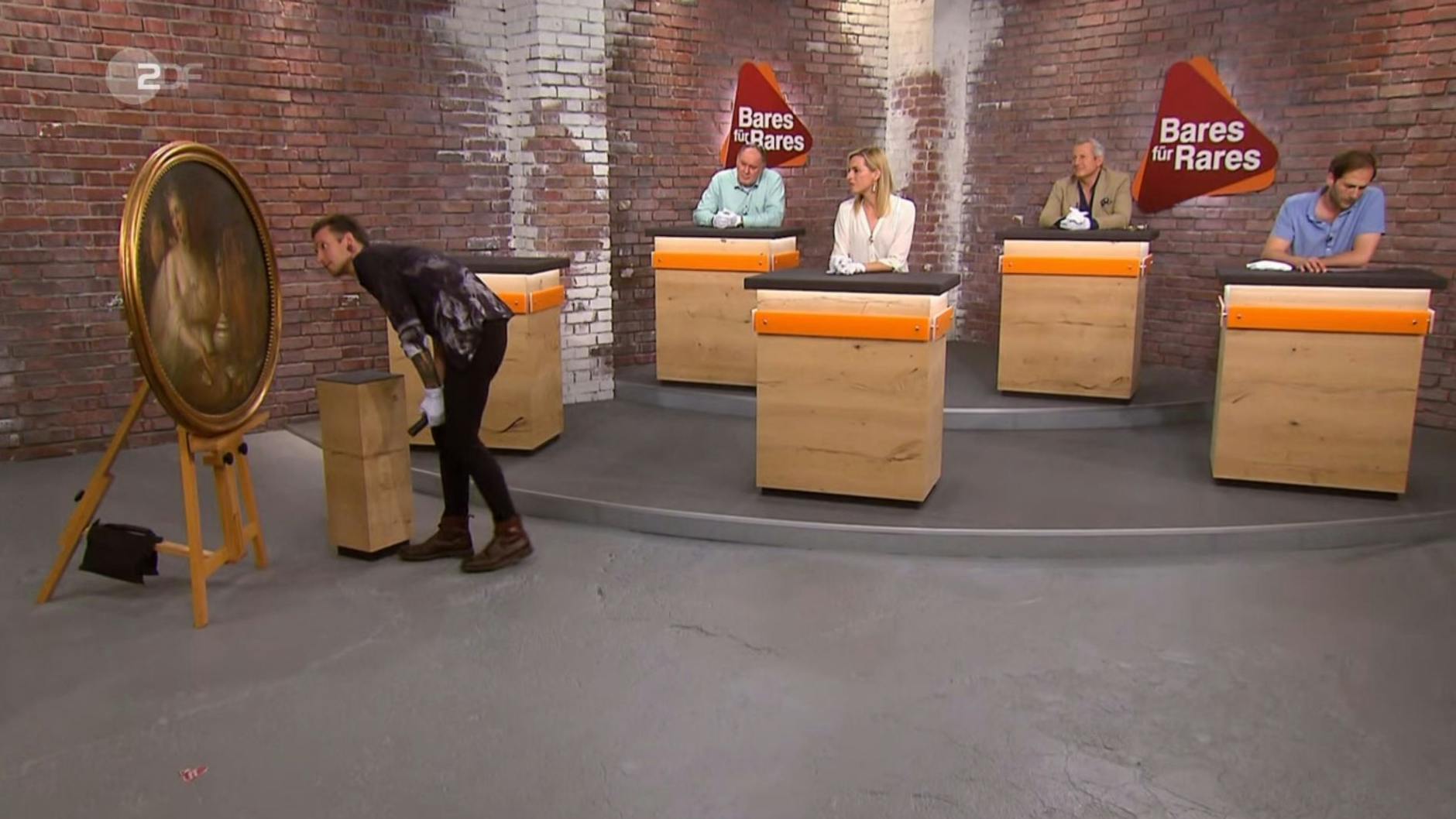 „Bares für Rares“-Händler Fabian Kahl schaut sich das ungewöhnliche Gemälde ganz genau an.