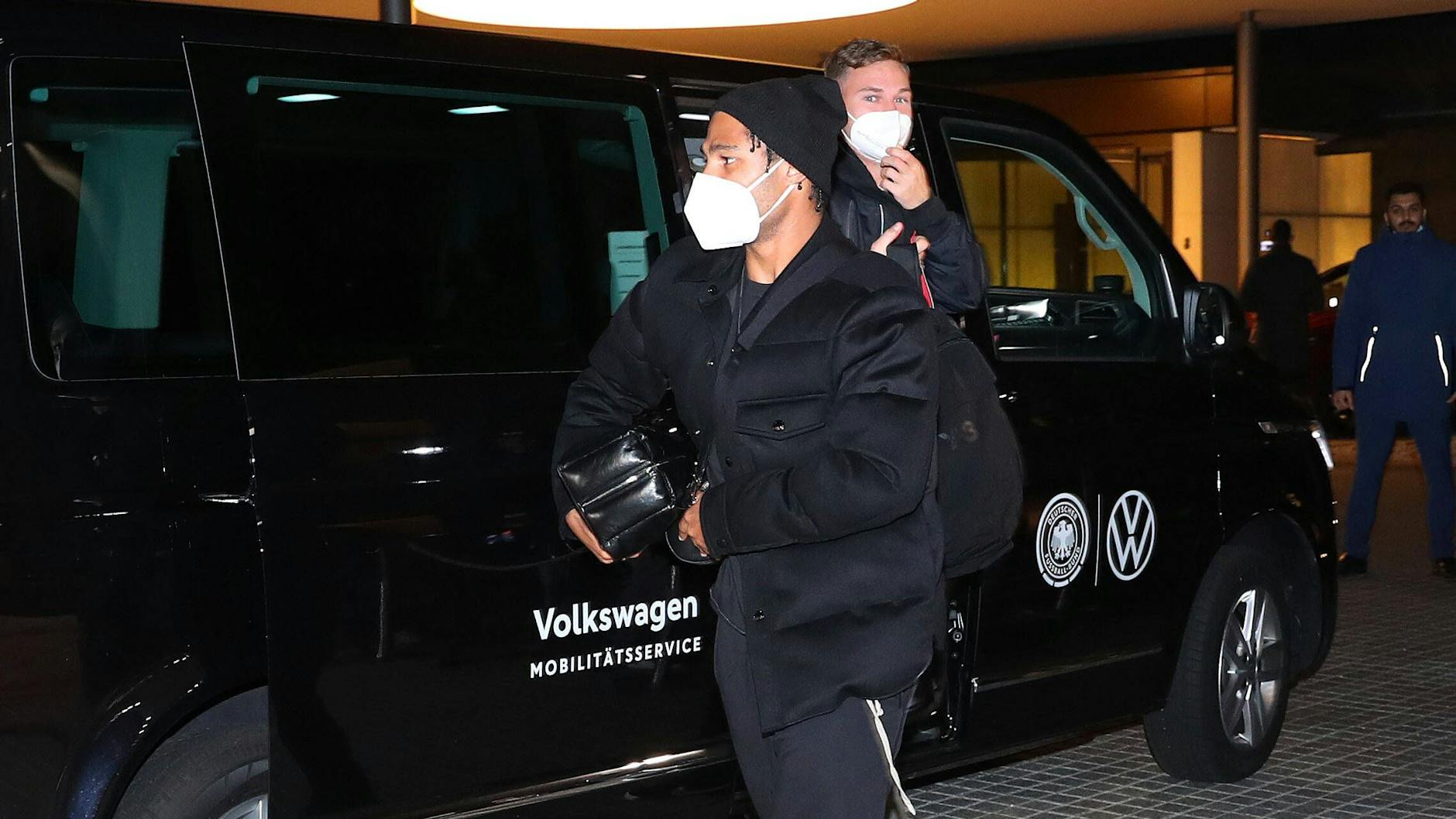 Angekommen, um wieder abzureisen: Die Bayern-Stars Serge Gnabry und Joshua Kimmich mussten das DFB-Hotel in Wolfsburg sofort verlassen.