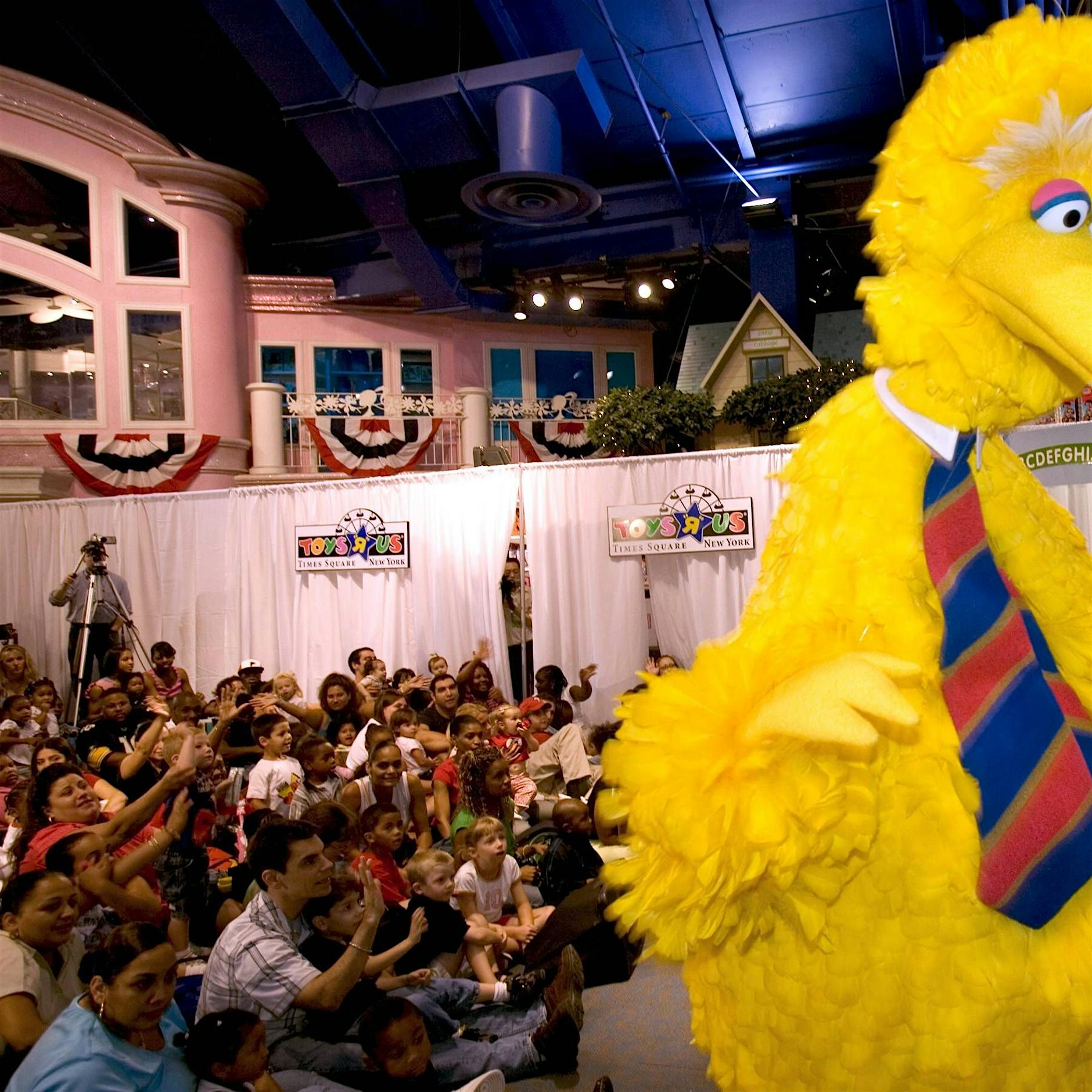 Streit um Bibo: Der große gelbe Vogel wirbt für Impfung gegen Covid-19