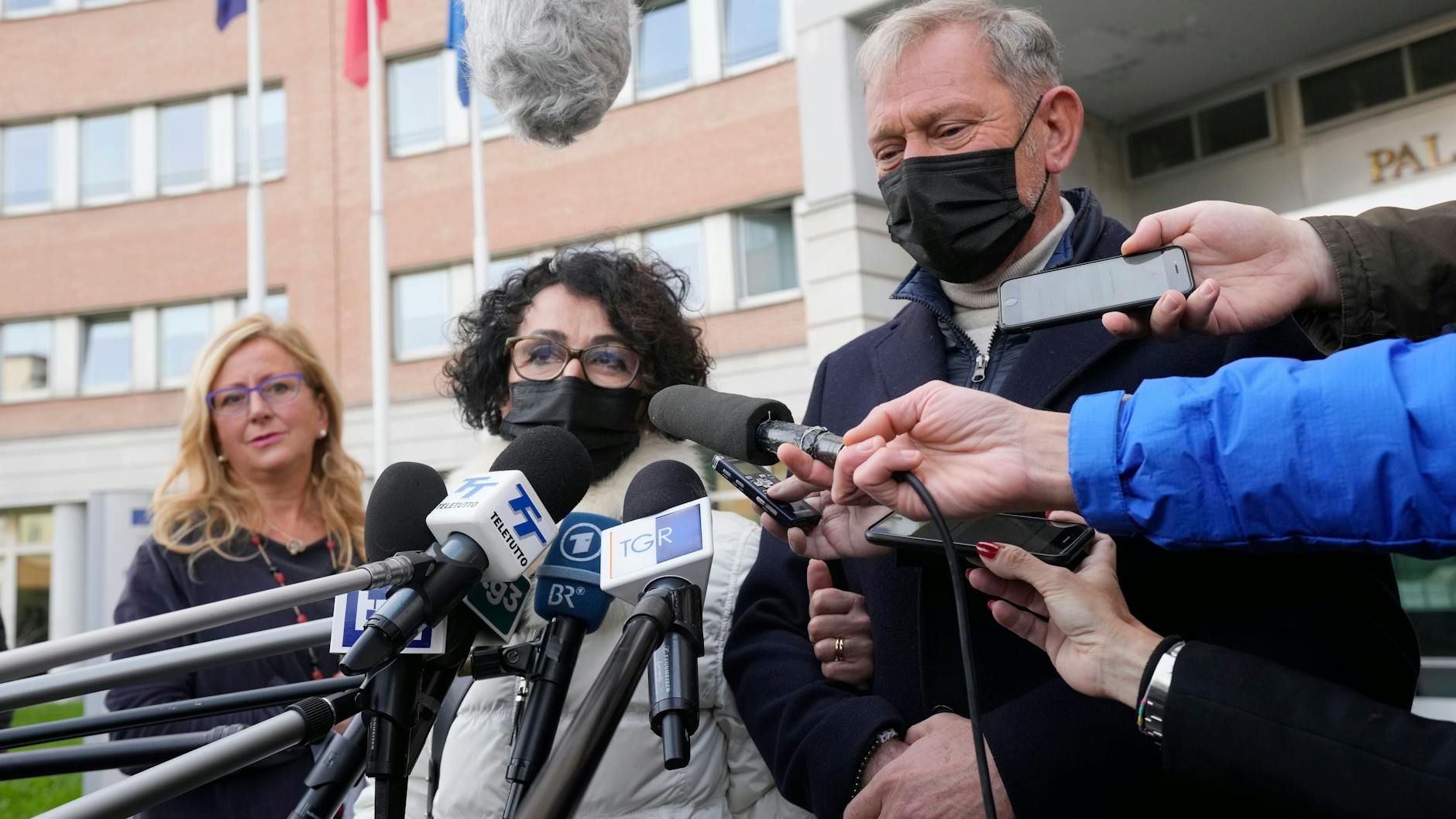 Raffaele Nedrotti (re.), und seine Frau Nadia, die Eltern von Greta, die bei einer Bootskollision auf dem Gardasee ums Leben kam, sprechen nach einer Anhörung vor dem Gericht von Brescia mit Journalisten.