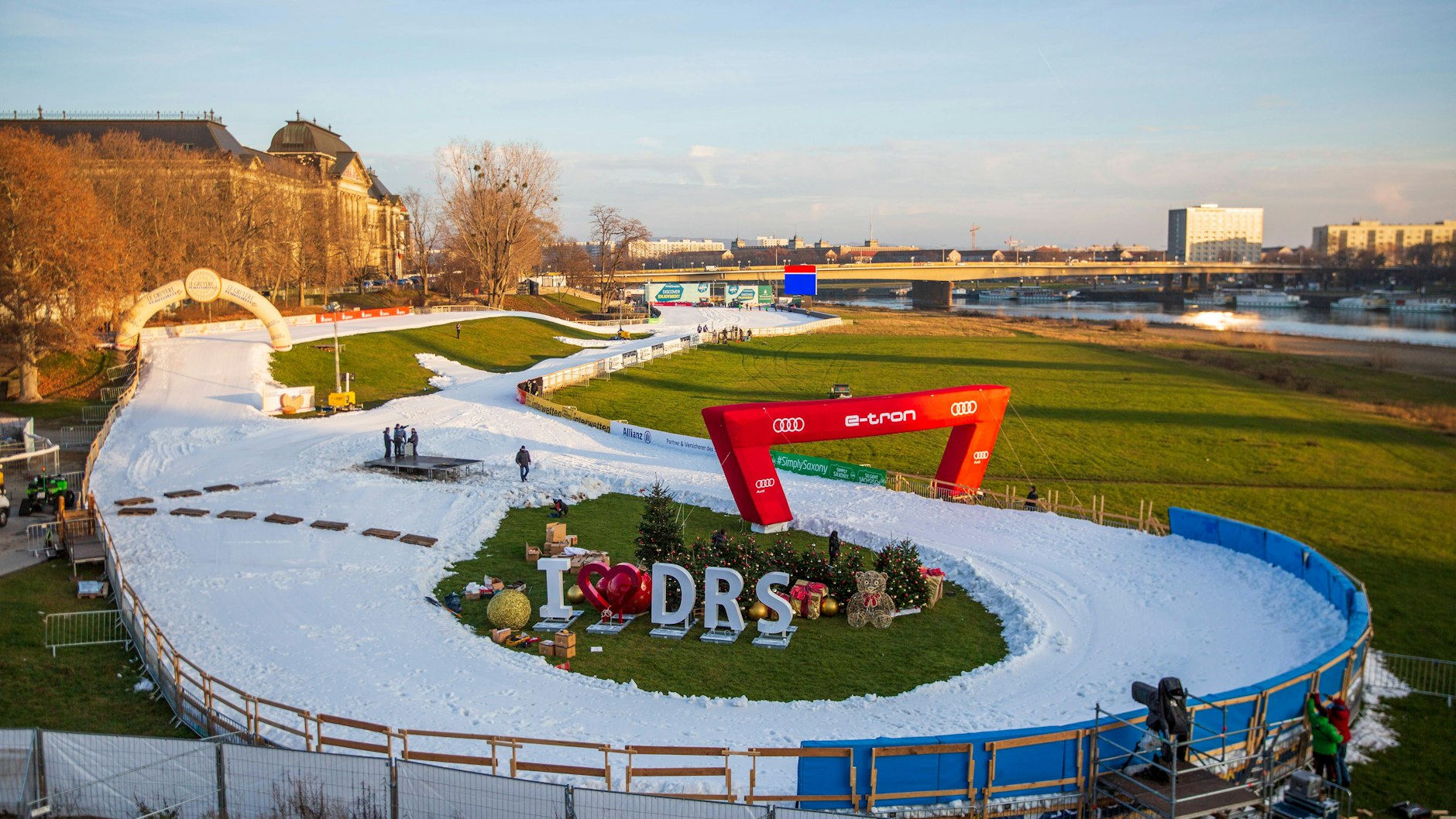 Der Langlauf in Dresden setzt dem Wintersport ohne Winter die Krone auf: Am Elbufer wird eine Schneebahn ausgelegt.