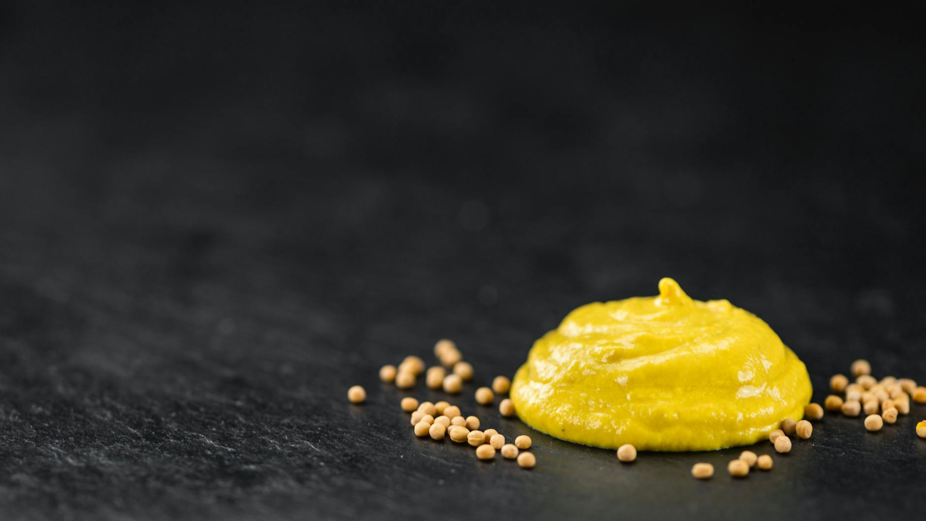 Senf ist eine leckere und vielseitige Zutat. Im Zusammenspiel mit Öl und Honig wird daraus ein leckeres Dressing.