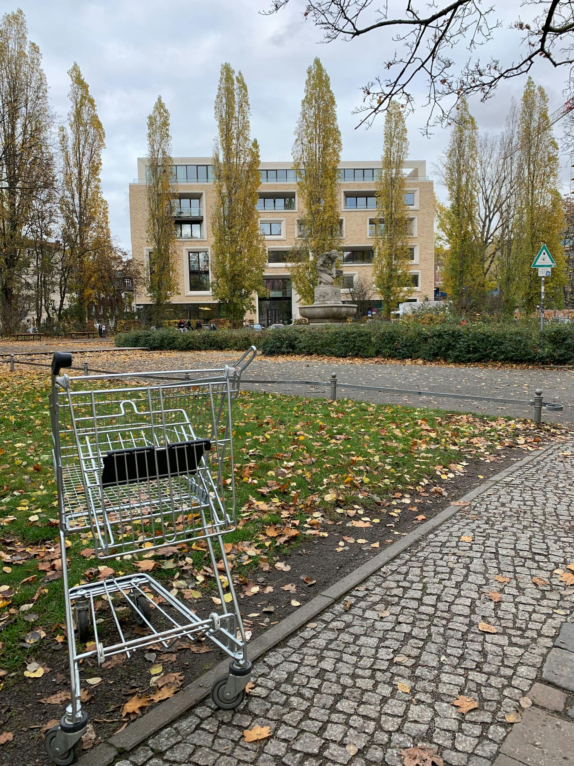 Zwischen Fashion-Rewe und Luxusappartements befindet sich der sinn- und zwecklose Pappelpatz.