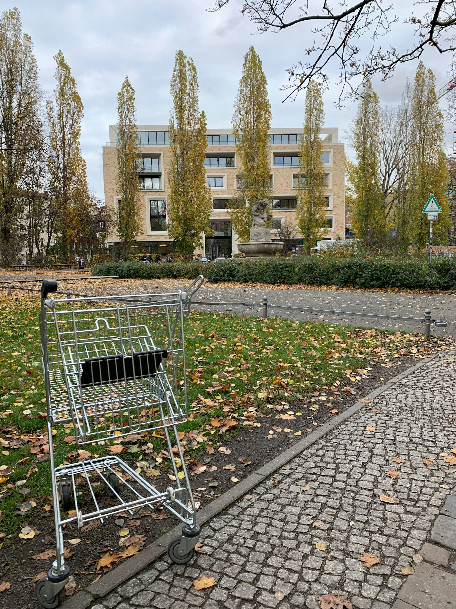 Zwischen Fashion-Rewe und Luxusappartements befindet sich der sinn- und zwecklose Pappelpatz.