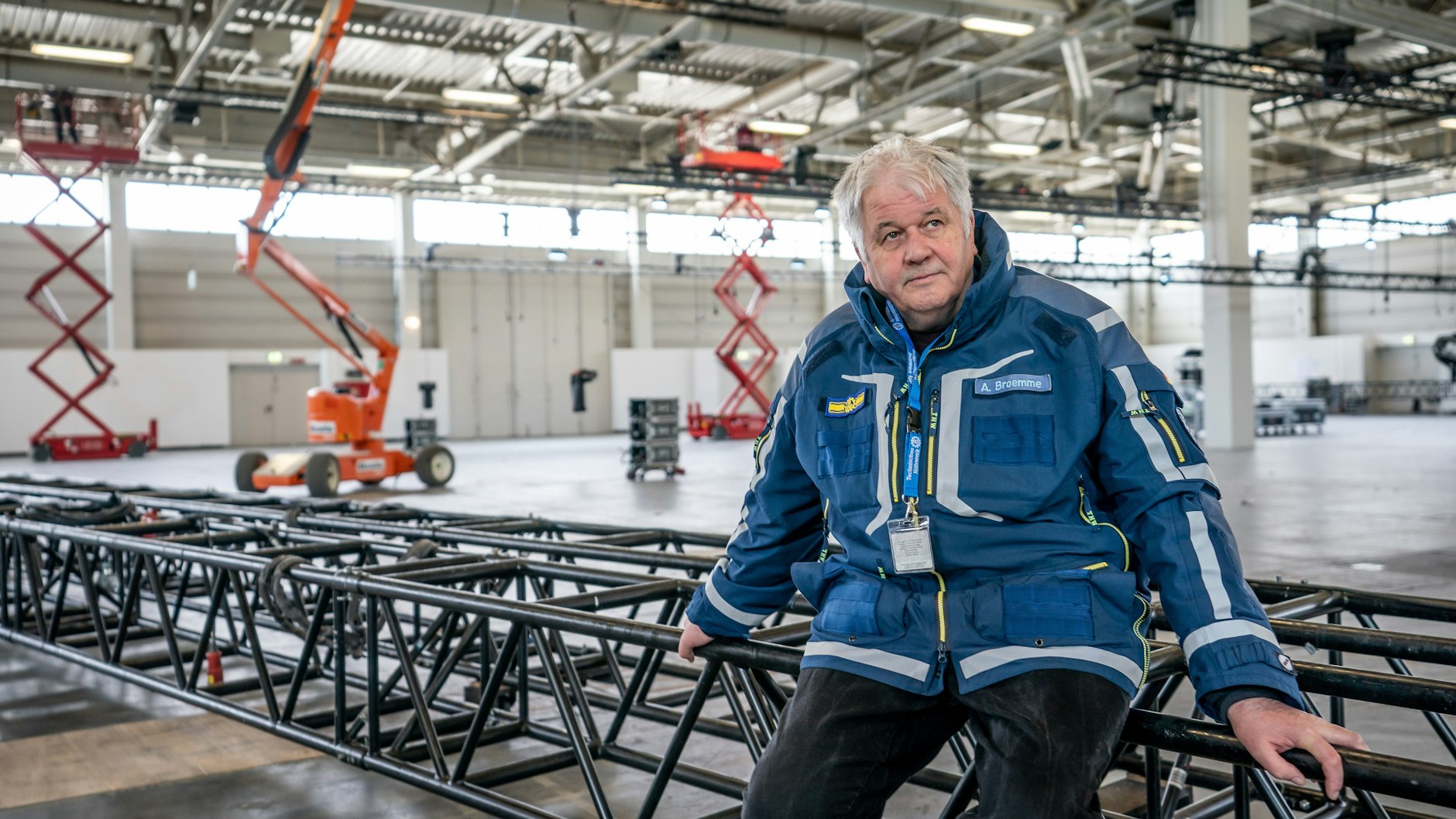 Albrecht Broemme hat das Corona-Krankenhaus aufgebaut. Nun sucht er in Lichtenberg und Friedrichshain nach Gebäuden für ein neues Impfzentrum im Osten Berlins. Das SEZ wäre für ihn ideal.
