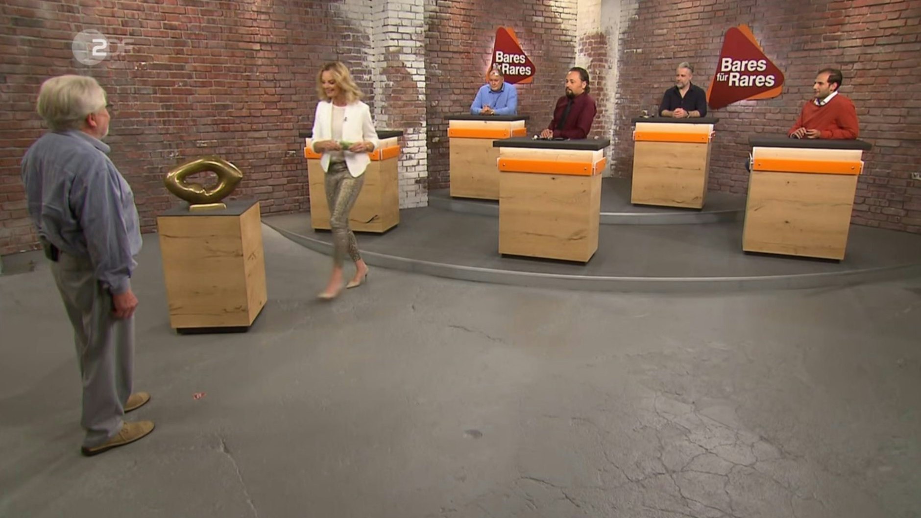 3500 Euro zahlt&nbsp;„Bares für Rares“-Händlerin Susanne Steiger für die erotische Skulptur