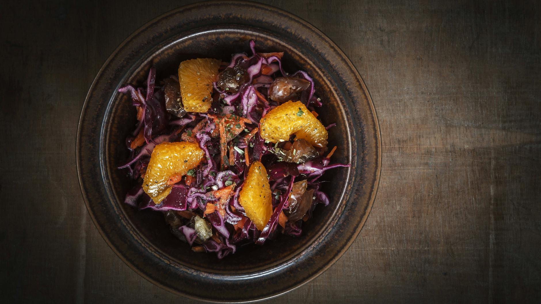 Rotkohl schmeckt in rohem Zustand ganz hervorragend mit Orangen.