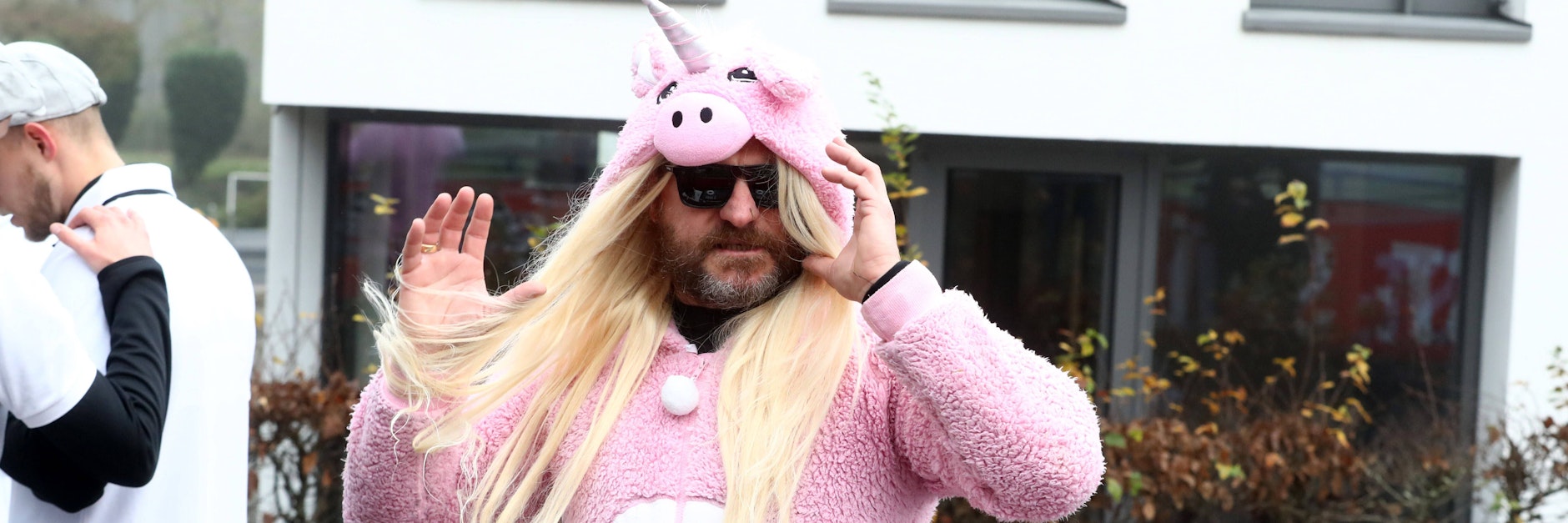 1. FC Köln 1. FC Köln, Karnevals-Training, Steffen Baumgart am Mischpult 1. FC Köln, 11.11.2021, Bild: *** 1 FC Köln 1 FC Köln, carnival training, Steffen Baumgart at the mixing desk 1 FC Köln , 11 11 2021, picture DUS900