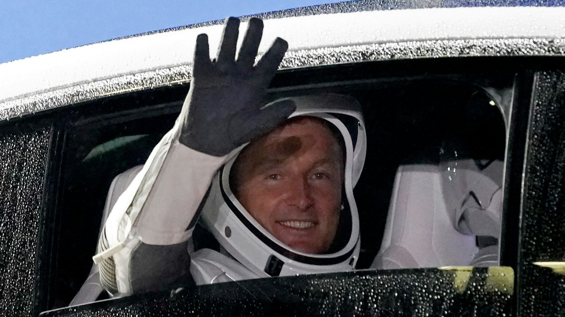 Da winkt er nochmal: Der deutsche Astronaut Matthias Maurer wird mit dem Auto zur Startrampe 39-A im Kennedy Space Center in Cape Canaveral gefahren.