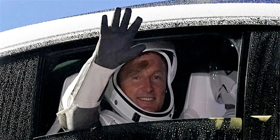 Da winkt er nochmal: Der deutsche Astronaut Matthias Maurer wird mit dem Auto zur Startrampe 39-A im Kennedy Space Center in Cape Canaveral gefahren.