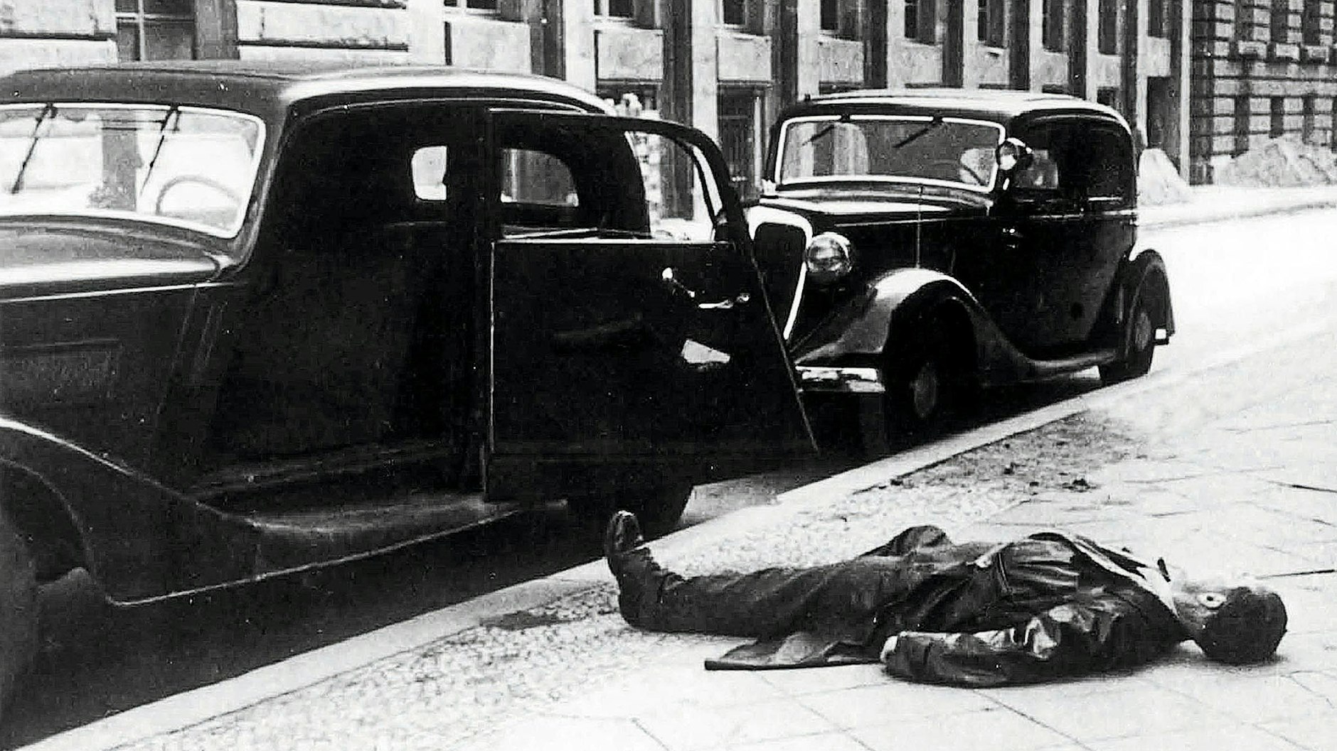 Mord an einem Chauffeur 1949 (von der Polizei 1950 nachgestellt): Werner Gladow, im Bild unten in der Mitte, und seine Bande sind auch dafür verantwortlich.