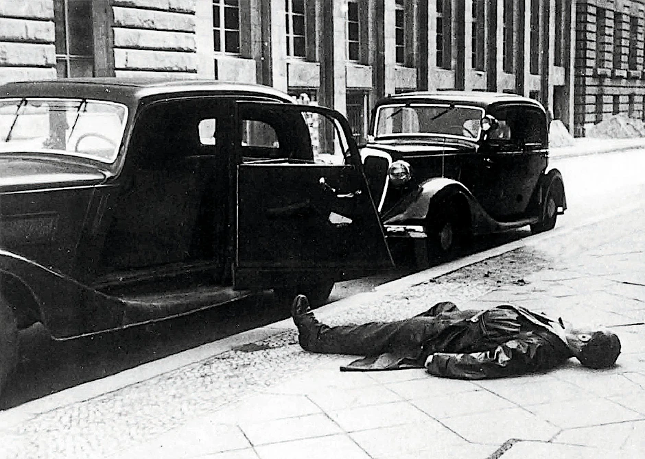 Mord an einem Chauffeur 1949 (von der Polizei 1950 nachgestellt): Werner Gladow, im Bild unten in der Mitte, und seine Bande sind auch dafür verantwortlich.