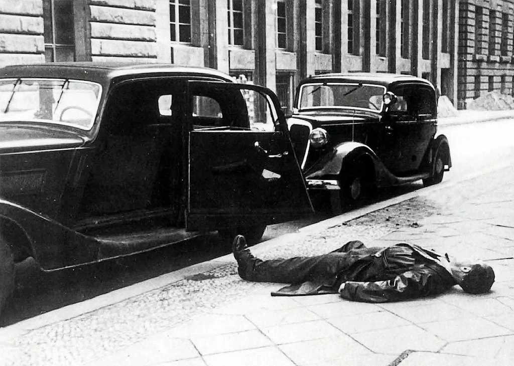 Mord an einem Chauffeur 1949 (von der Polizei 1950 nachgestellt): Werner Gladow, im Bild unten in der Mitte, und seine Bande sind auch dafür verantwortlich.