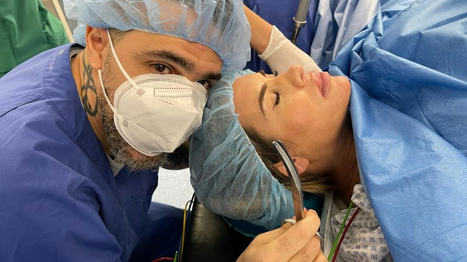 Bushido bei der Geburt seiner Drillinge. Er unterstützt seine Frau beim Kaiserschnitt. Die Schere hält er schon bereit zum Durchtrennen der Nabelschnur.