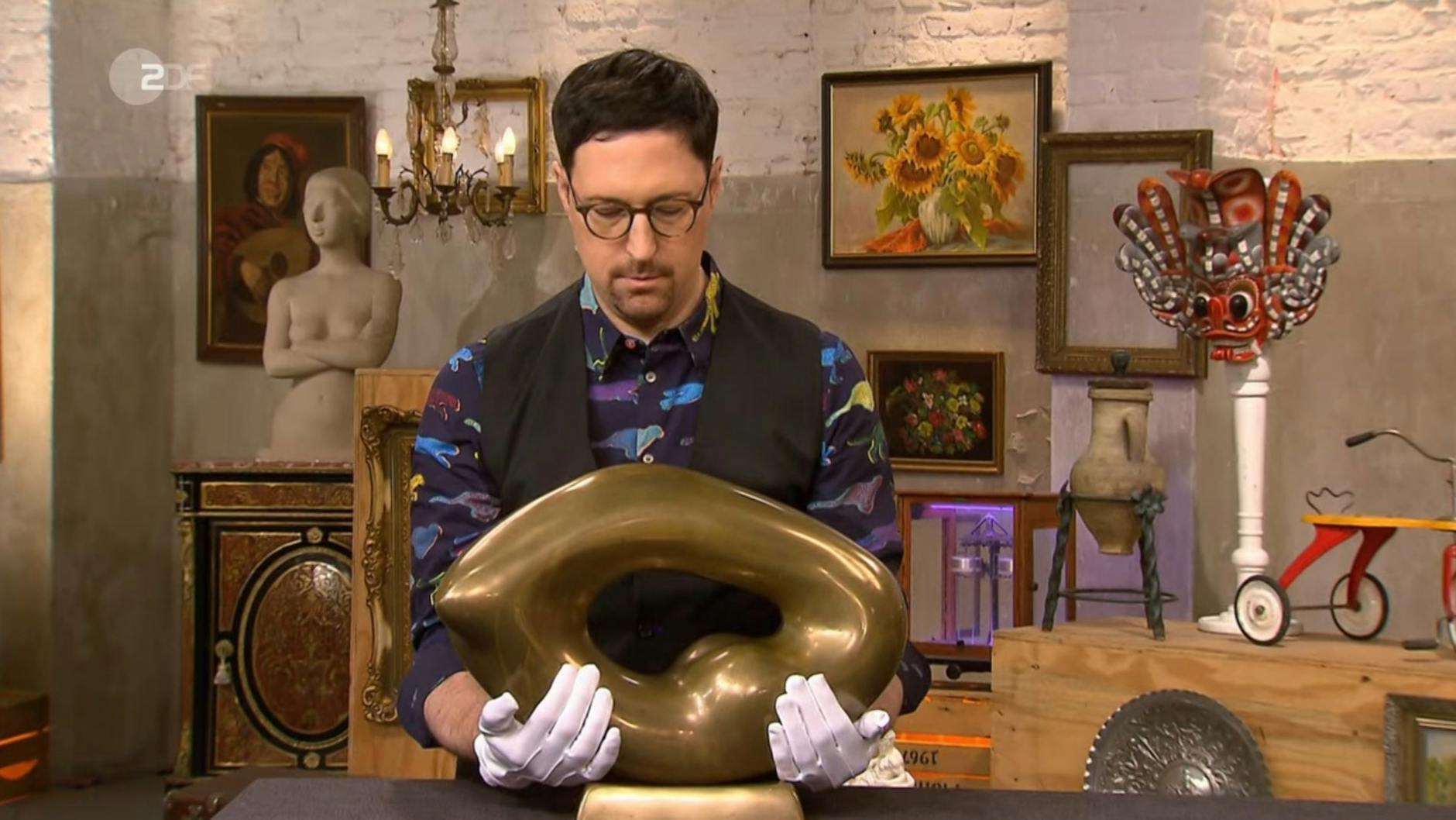 „Bares für Rares“-Experte Colmar Schulte-Golz muss feststellen: Diese erotische Skulptur hat ein stolzes Gewicht.