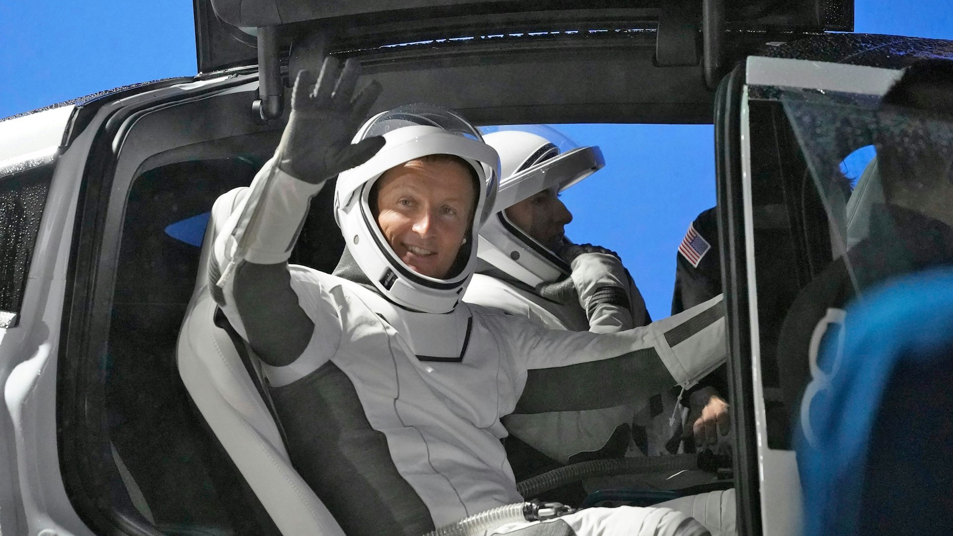 Der deutsche Astronaut Matthias Maurer winkt vor dem Start ins Weltall.&nbsp;