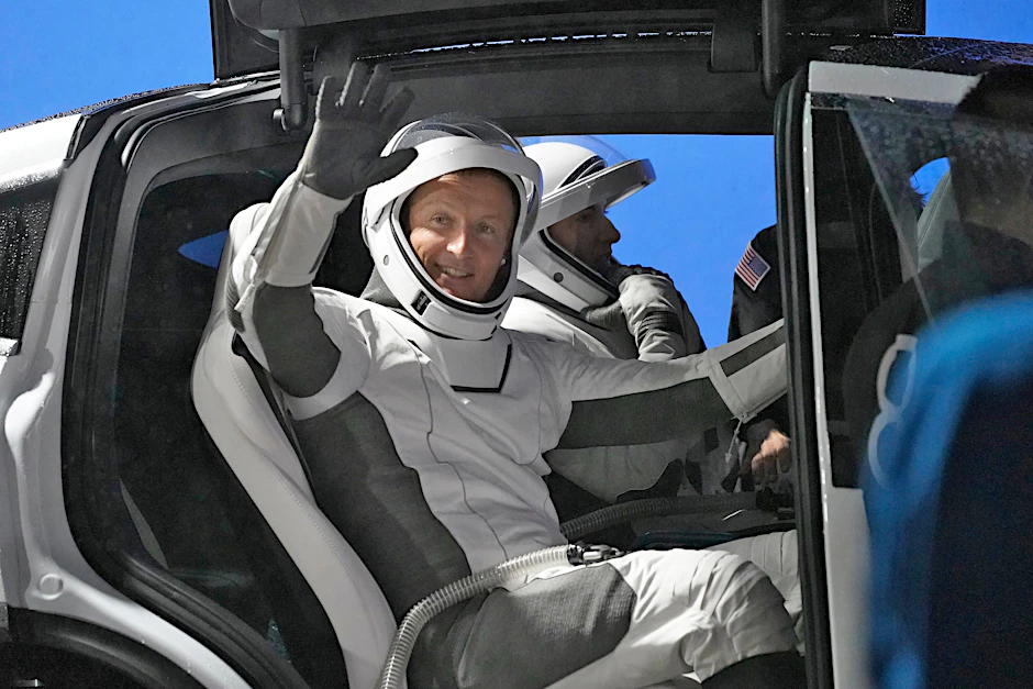 Der deutsche Astronaut Matthias Maurer winkt vor dem Start ins Weltall.&nbsp;