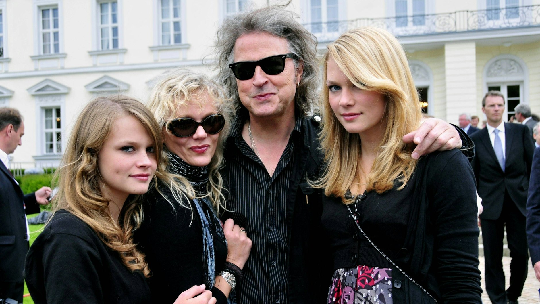 Wolfgang Niedecken mit Ehefrau Tina und den Töchtern Joana und Isis (r.)  beim Sommerfest des Bundespräsidenten 2009 in Schloss Bellevue.
