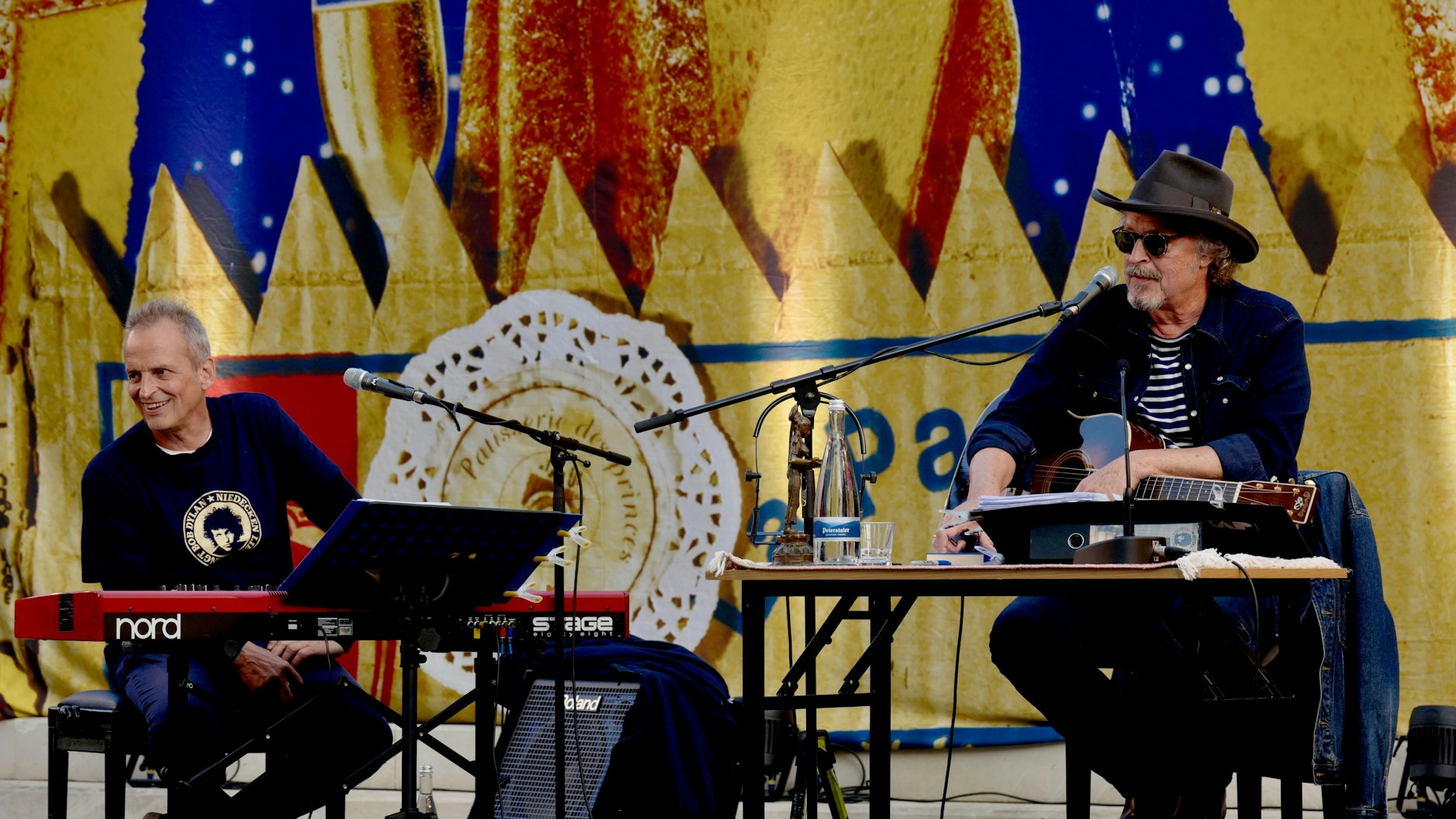 Wolfgang Niedecken von BAP hat bei seiner musikalischen Lesereise Jazzmusiker Mike Herting an seiner Seite. Es geht um Bob Dylan, und er hat dabei ganz offensichtlich den Hut auf.