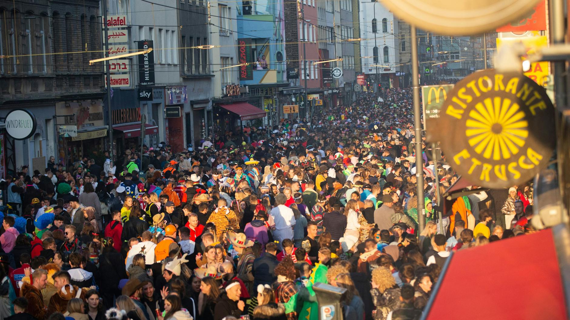 In Köln hat der Karneval begonnen. Das Robert-Koch-Institut rät von größeren Veranstaltungen allerdings ab. 