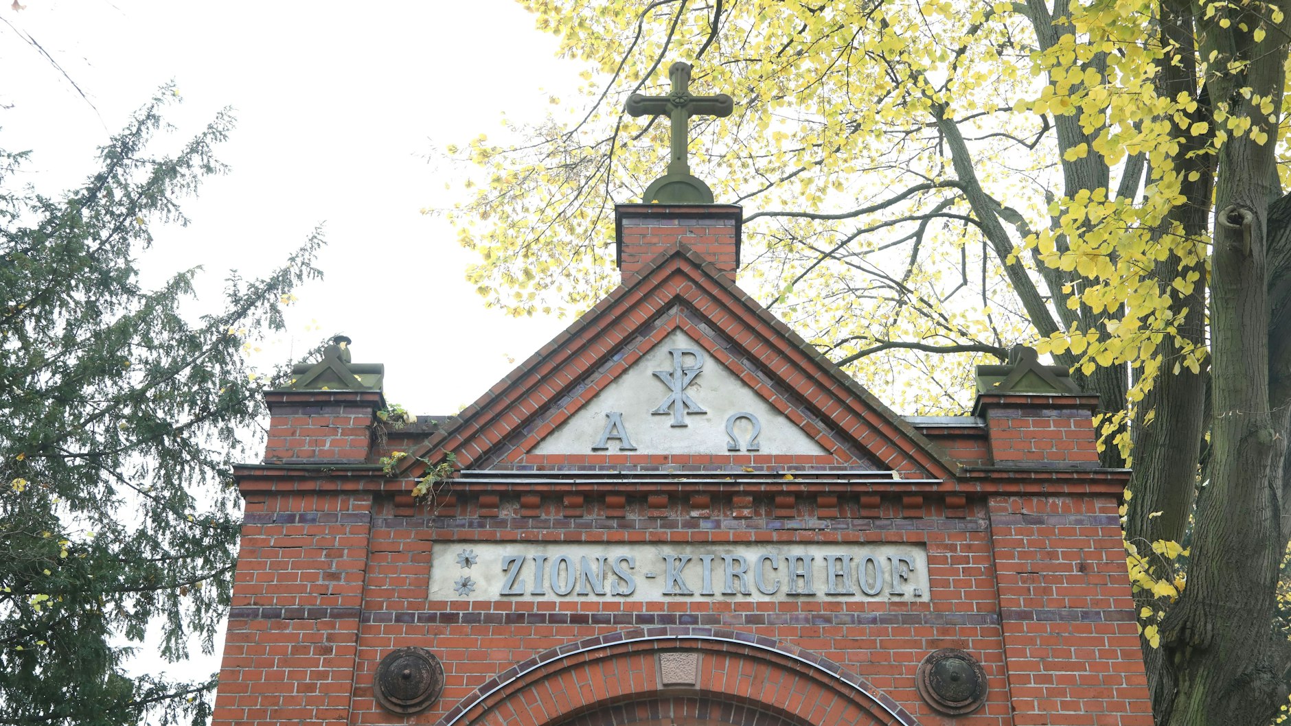 Das Portal des Zions-Kirchhofs an der Pankower Dietzgenstraße.&nbsp;