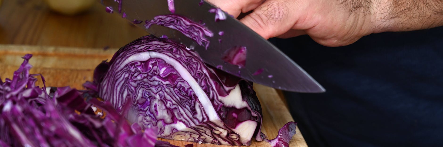 Klar kann man Rotkohl auch roh essen. Es gibt viele Rezepte.