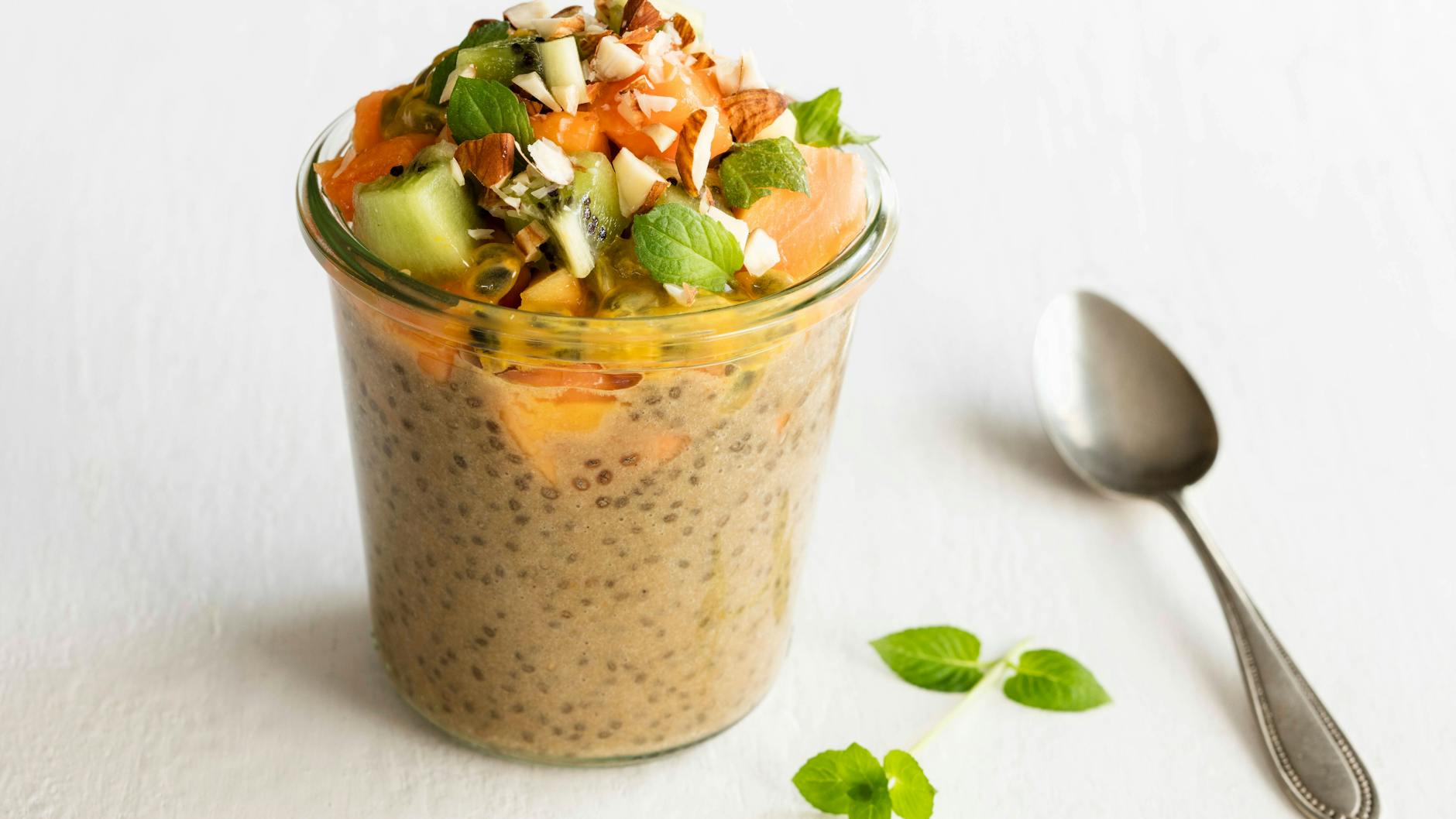 Aus Kakis lässt sich ganz schnell ein Dessert zaubern.