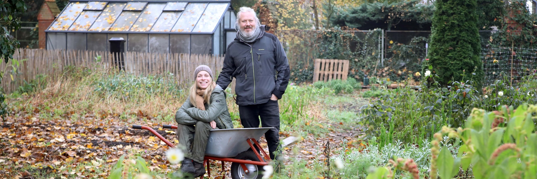 Imke (32) und ihr Mann Reuben (46) Glaser züchten nach dem Slow Flower Konzept auf ihrer Blumenfarm Mayda Blumen ohne den Einsatz von Pestizid &amp; Co.