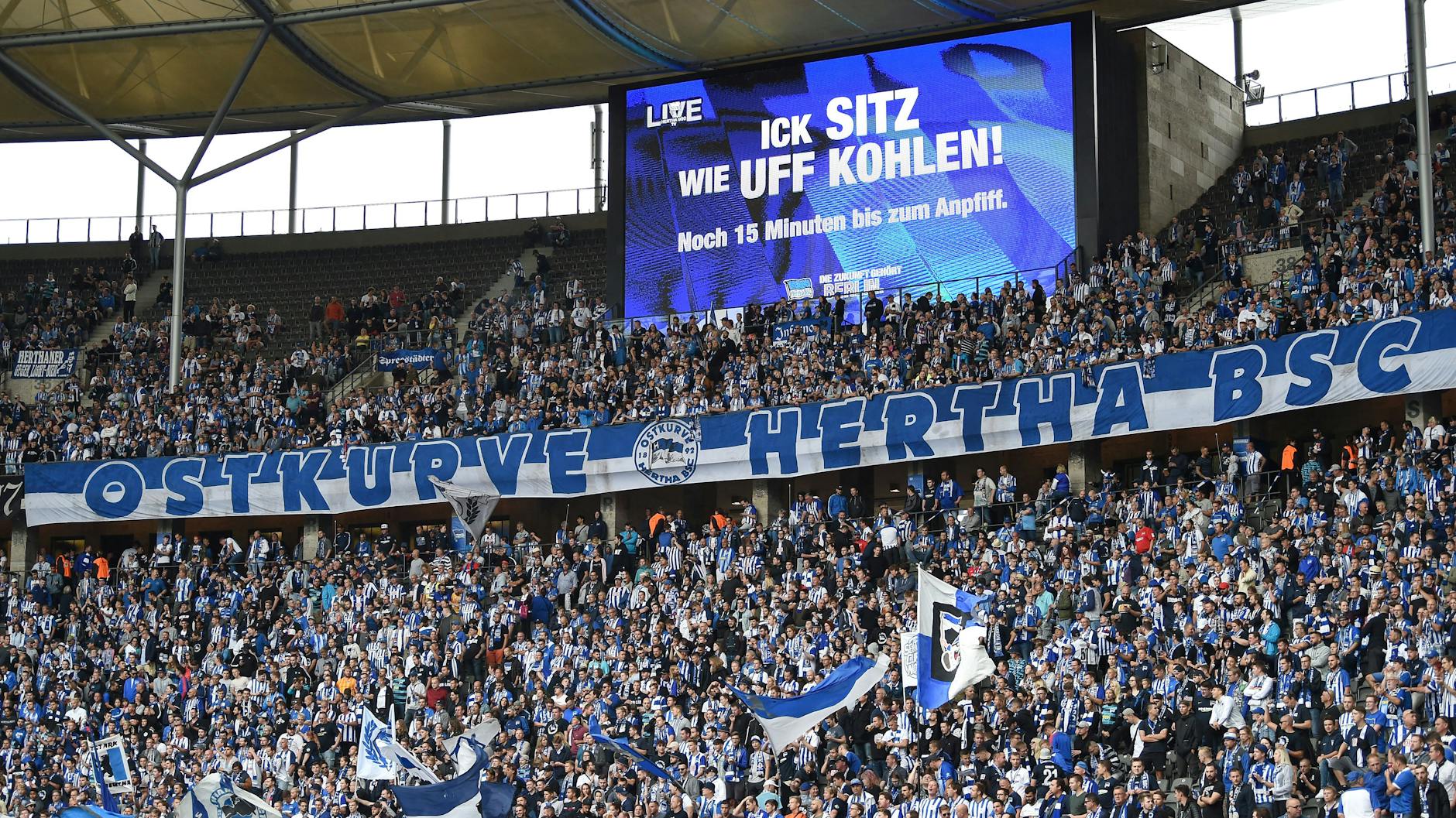 Beim Heimspiel vergangene Woche hat die Hertha zum ersten Mal wieder die Ostkurve geöffnet. Künftig werden zum Olympiastadion nur noch Geimpfte und Genesene Zutritt haben (Archivbild).