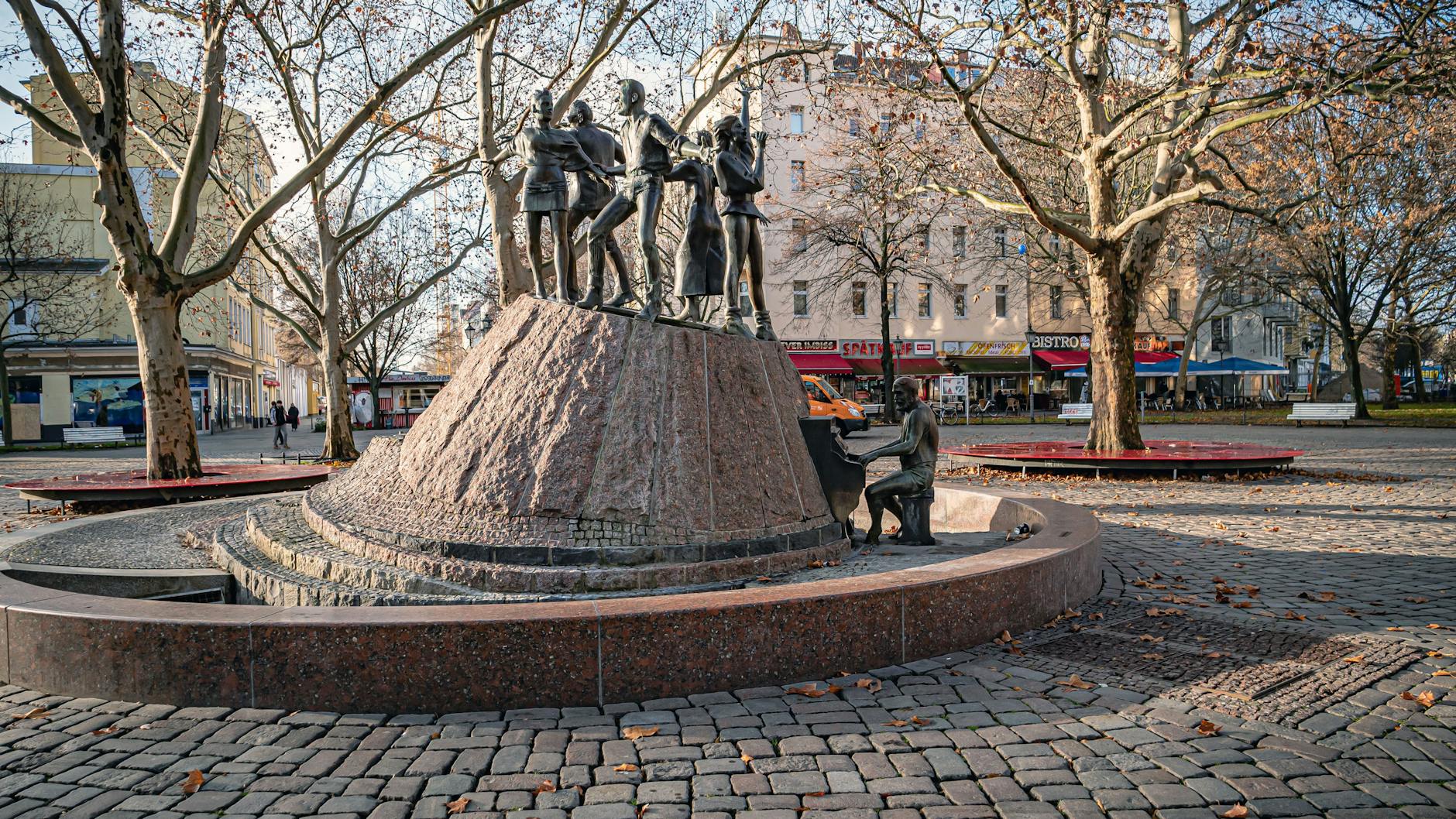 Der Brunnen auf dem Nettelbeckplatz trägt den passenden Namen „Tanz auf dem Vulkan“. Schön ist das nicht.