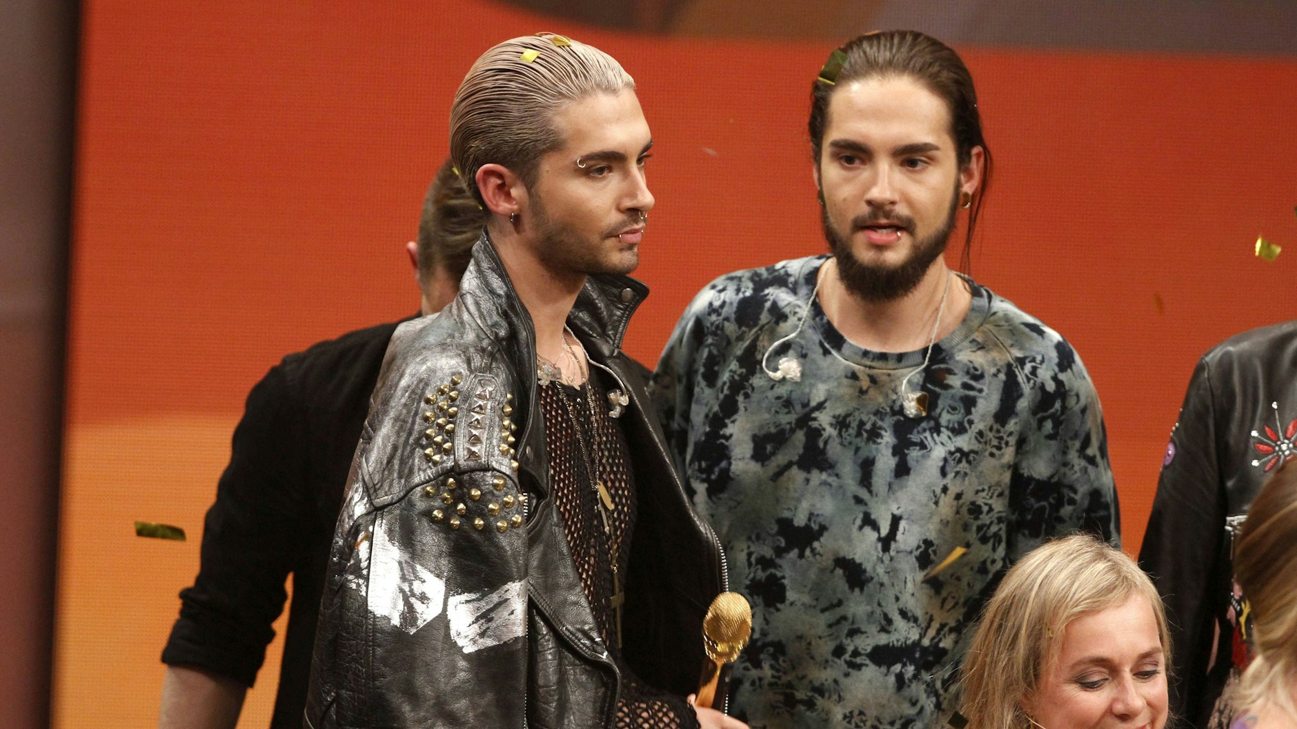 Bill und Tom Kaulitz im Jahr 2014 bei „Wetten, dass...?“, nachdem sie mit ihrer Band Tokio Hotel aufgetreten waren.