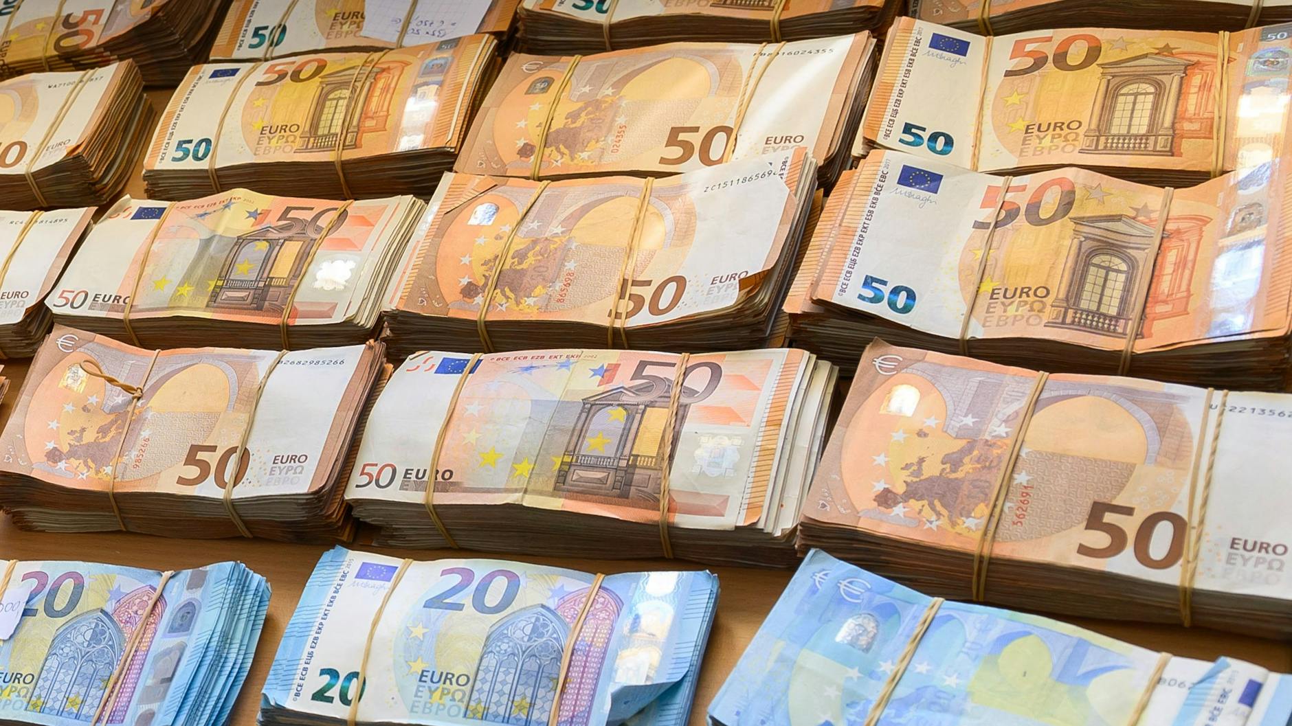 Trotz anhaltender Corona-Krise können Bund, Länder und Kommunen in den kommenden Jahren mit deutlich mehr Steuereinnahmen rechnen als zuletzt gedacht. (Symbolbild)