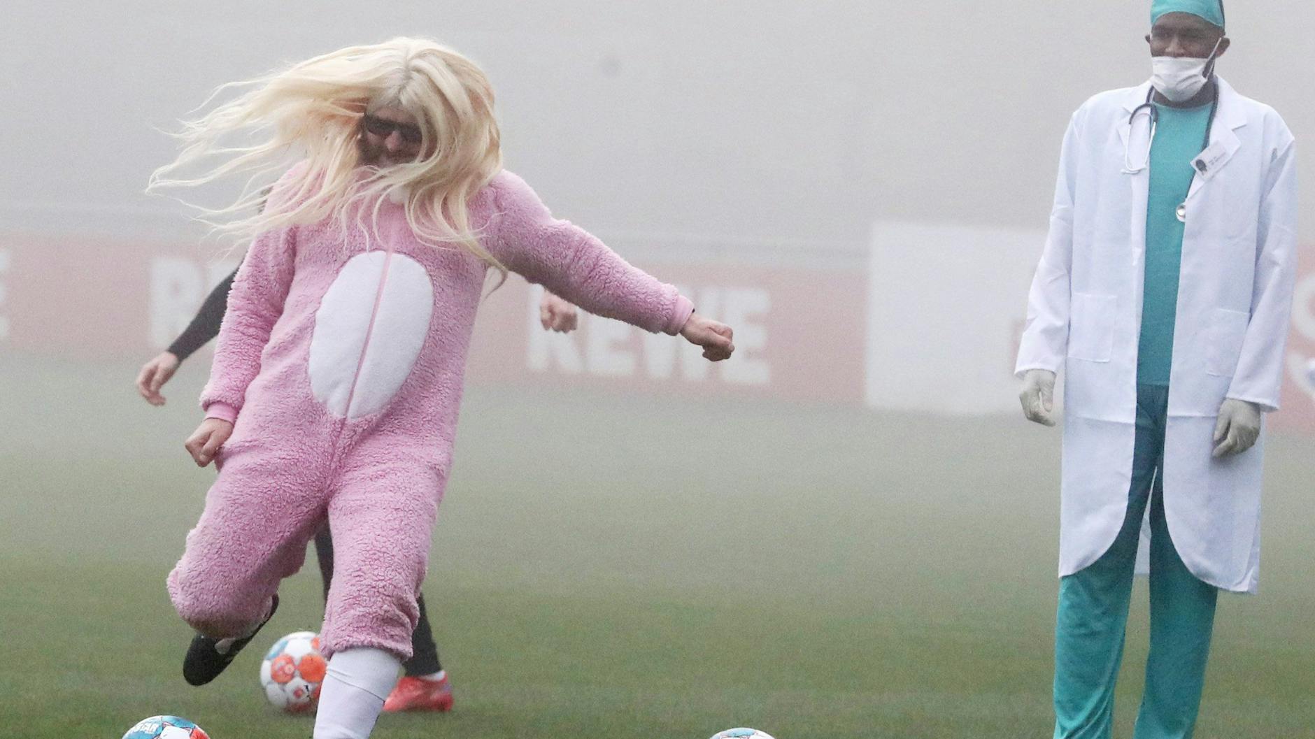 Unter den wachsamen Augen von Top-Stürmer Anthony Modeste schießt der verkleidete Steffen Baumgart aufs Tor.