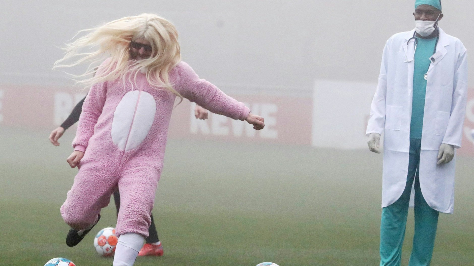 Unter den wachsamen Augen von Top-Stürmer Anthony Modeste schießt der verkleidete Steffen Baumgart aufs Tor.
