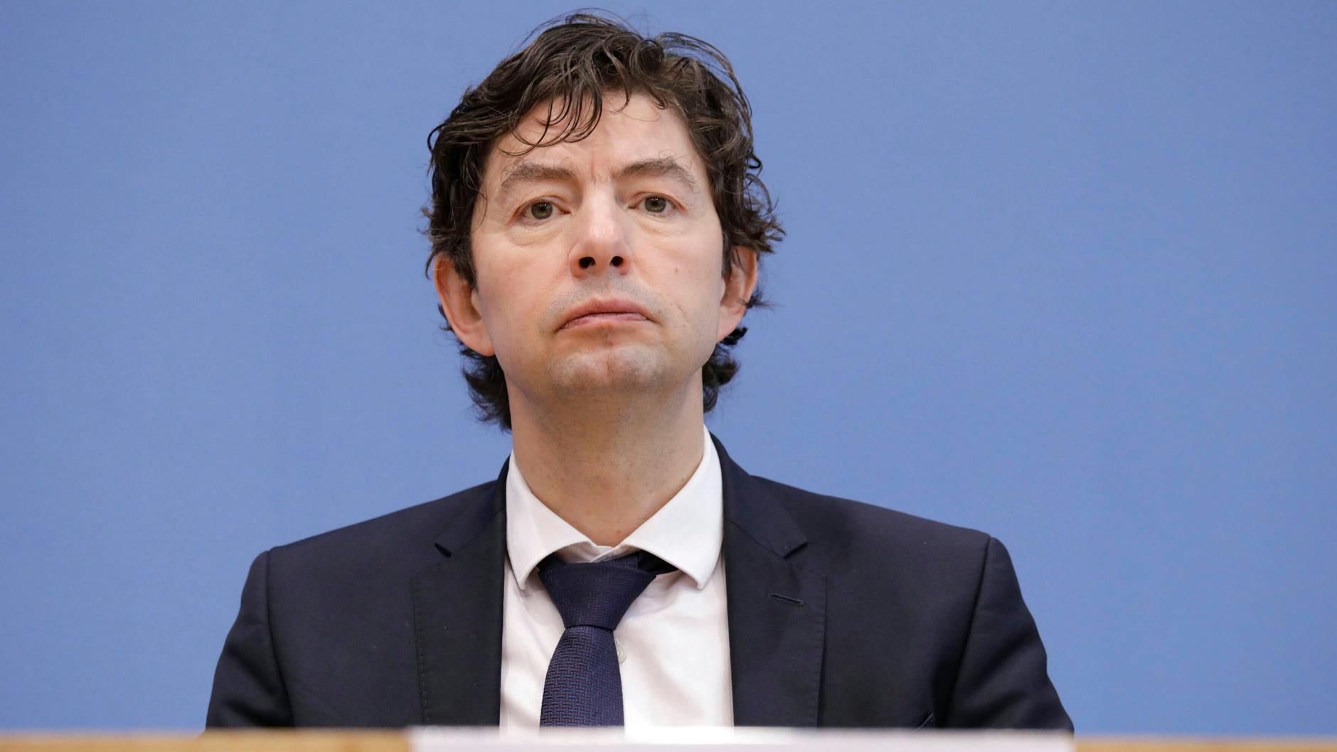Christian Drosten leitet die Virologie der Berliner Charité. Er sagt: „Wir haben eine Pandemie, zu der alle beitragen – auch die Geimpften, wenn auch etwas weniger.“