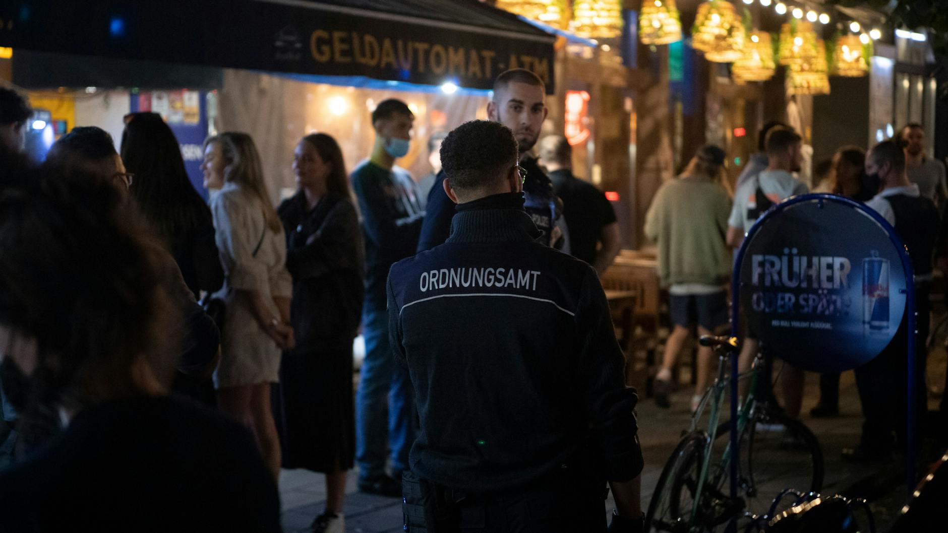 Ein Polizist und ein Ordnungsamtsmitarbeiter kontrollieren in Mitte Lokale. Flächendeckende Überprüfungen der 2G-Regel wird es wegen Personalmangels nicht geben können. 