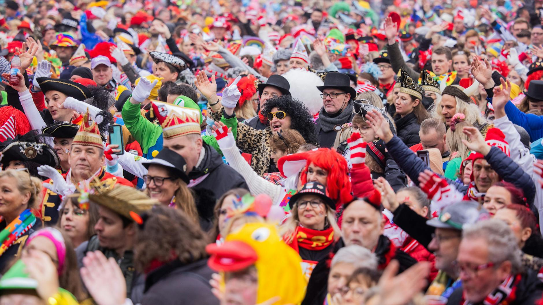 11.11.2021 in Köln: Jecken feiern den Auftakt der Karnevalssession auf dem Heumarkt – angeblich alle geimpft und/oder genesen. Und trotzdem Überträger von Covid-19. 