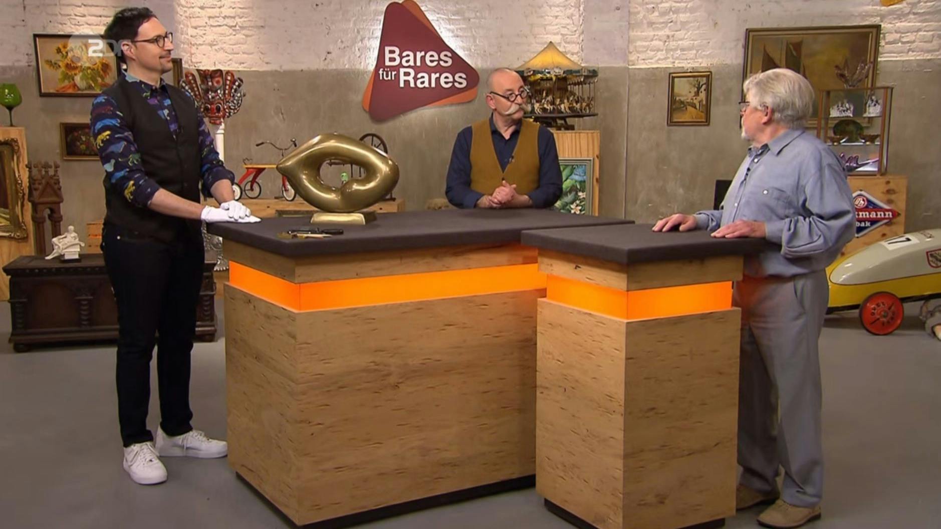 400 Euro möchte er gern haben, verrät der Kandidat „Bares für Rares“-Moderator Horst Lichter. 