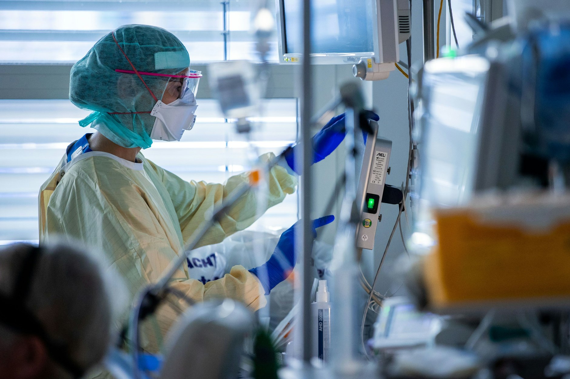Pflegekräfte auf einer Intensivstation. Für ihre Berufsgruppe empfiehlt der Deutsche Ethikrat die Impfpflicht.