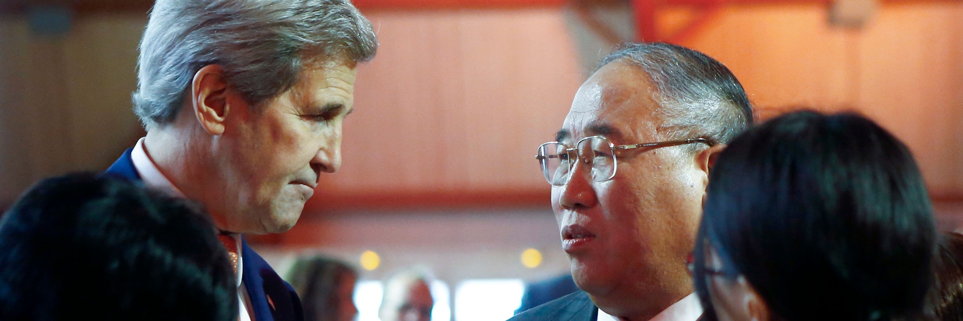 Der US-Klimaschutzbeauftragte John Kerry mit Chinas Klimagesandtem Xie Zhenhua