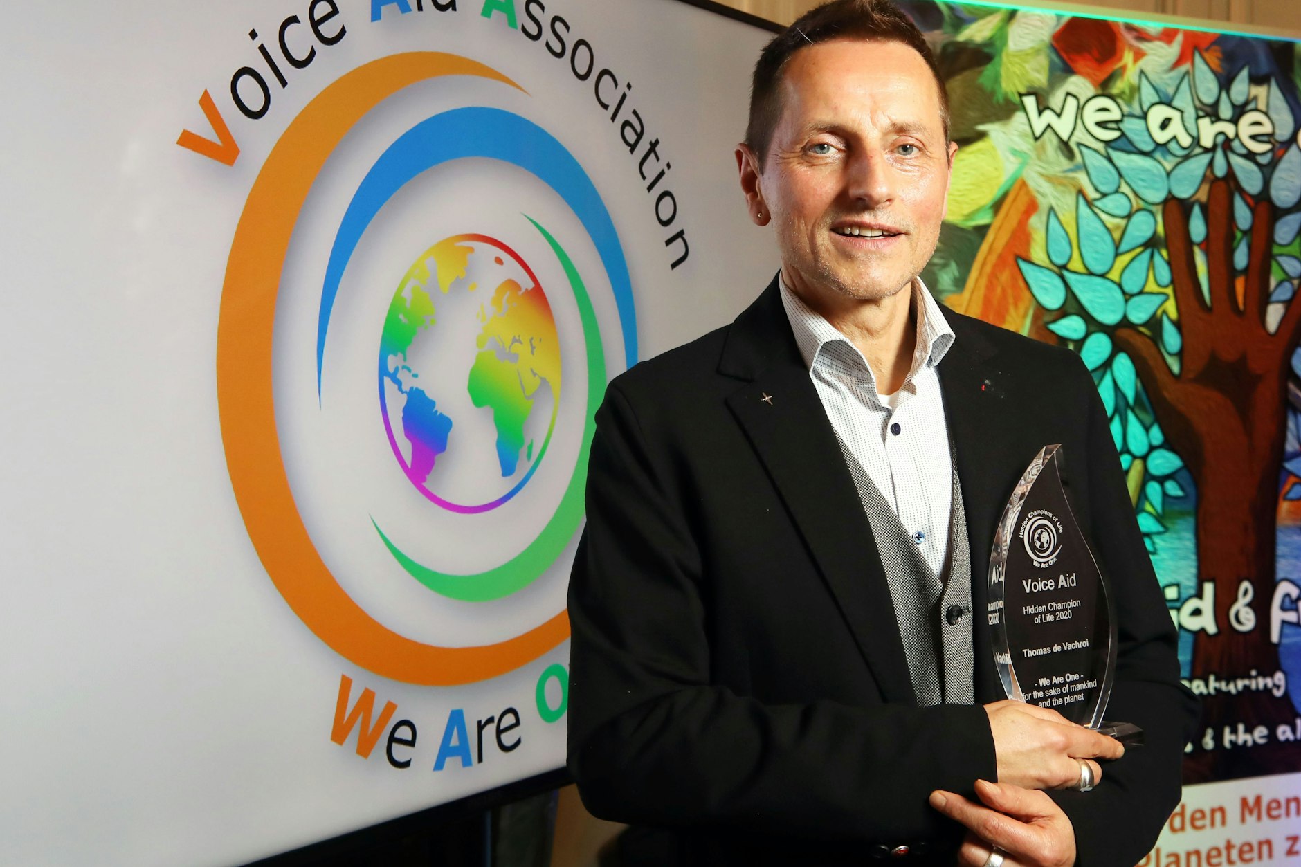 Thomas de Vachroi mit seinem Preis, ein Wassertropfen aus Acryl.
