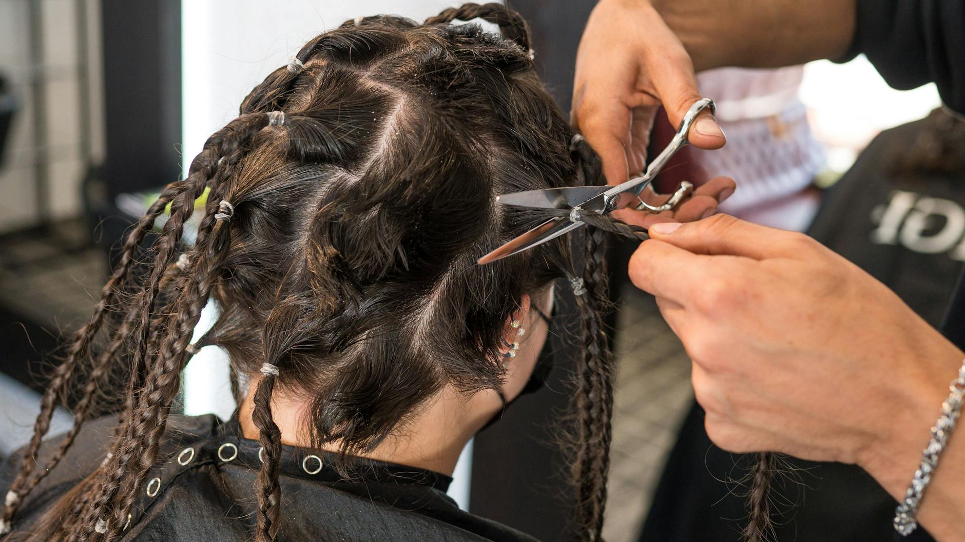 Wer zum Friseur will, muss ebenfalls geimpft oder genesen sein.