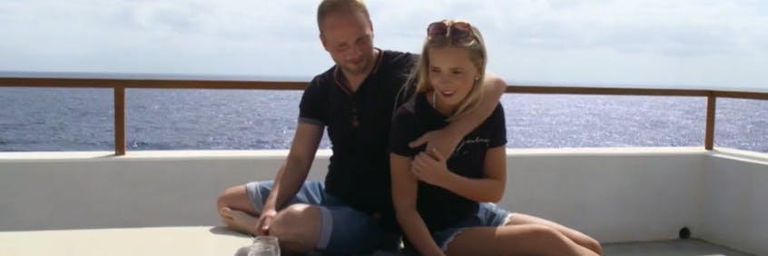 Das „Hochzeit auf den ersten Blick“-Paar Selina und Michael genießt auf La Palma beim Picknick erste Zweisamkeit. Doch Berührungen wirken meist seltsam. 