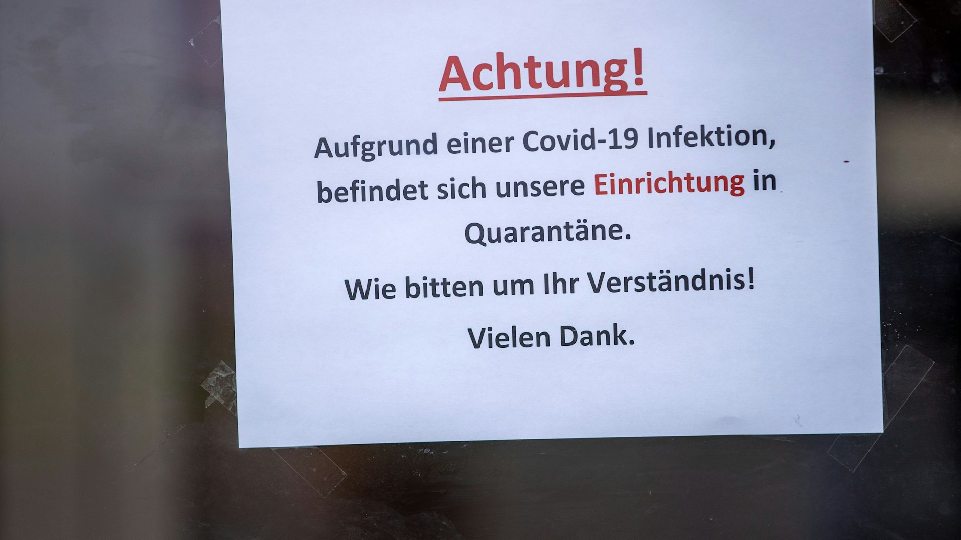 Hinweisschild auf Quarantänemaßnahmen in einem Pflegeheim – eigentlich hatte man gehofft, die Heime nie wieder schließen zu müssen, dank Impfung.&nbsp;&nbsp;