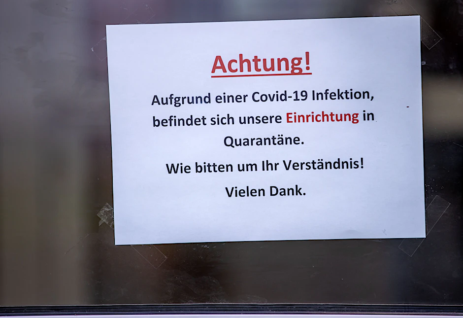Hinweisschild auf Quarantänemaßnahmen in einem Pflegeheim – eigentlich hatte man gehofft, die Heime nie wieder schließen zu müssen, dank Impfung.&nbsp;&nbsp;